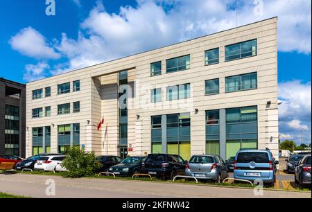 Warschau, Polen - 10. Juni 2022: Justizministerium Ministerstwo Sprawiedliwosci Gerichtsregister in der Czerniakowska 100 Straße im Mokotow Bezirk Stockfoto