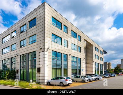 Warschau, Polen - 10. Juni 2022: Justizministerium Ministerstwo Sprawiedliwosci Gerichtsregister in der Czerniakowska 100 Straße im Mokotow Bezirk Stockfoto