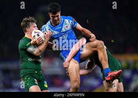 Joseph Suaali'i von Samoa wird während des Rugby-League-Weltcupfinales in Old Trafford, Manchester, von Cameron Münster (links) und Angus Crichton in Angriff genommen. Bilddatum: Samstag, 19. November 2022. Stockfoto