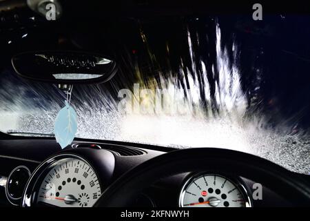 Eine Autowäsche schoss aus dem Inneren des Wagens, das gewaschen wird Stockfoto
