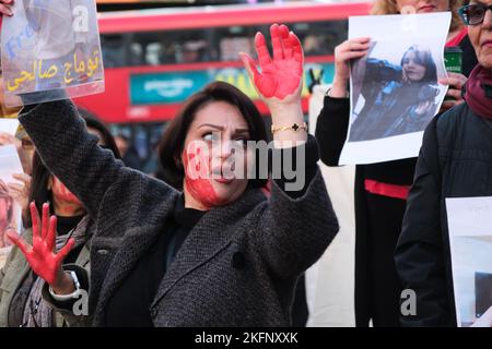 Piccadilly Circus, London, Großbritannien. 19.. November 2022. Protest gegen die Islamische Republik im Iran am Piccadilly Circus. Stockfoto