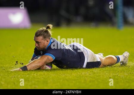 Der schottische Stuart Hogg versucht es beim Autumn International-Spiel im BT Murrayfield Stadium, Edinburgh. Bilddatum: Samstag, 19. November 2022. Stockfoto