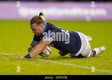 Der schottische Stuart Hogg versucht es beim Autumn International-Spiel im BT Murrayfield Stadium, Edinburgh. Bilddatum: Samstag, 19. November 2022. Stockfoto