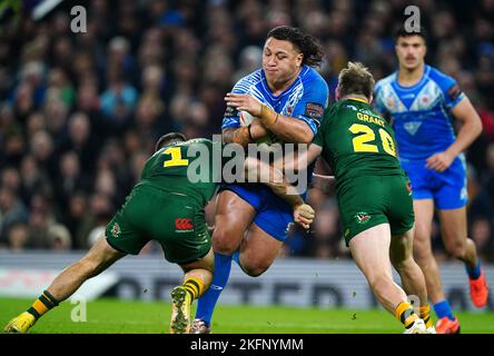 Josh Papali'i von Samoa (Mitte) wurde von James Tedesco und Harry Grant während des Rugby-League-Weltcup-Finales in Old Trafford, Manchester, angegangen. Bilddatum: Samstag, 19. November 2022. Stockfoto