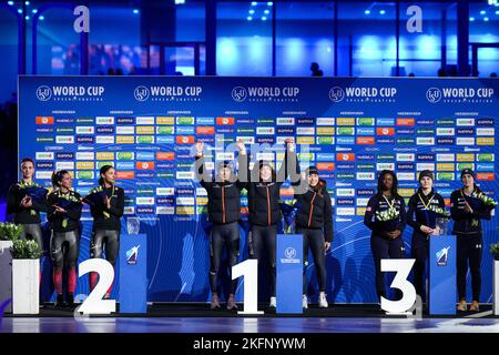 HEERENVEEN, NIEDERLANDE - NOVEMBER 19: Carolina Hiller aus Kanada, Brooklyn McDougall aus Kanada und Ivanie Blondin aus Kanada, Gewinner der Silbermedaille, Michelle de Jong aus den Niederlanden, Marrit Fledderus aus den Niederlanden und Femke Kok aus den Niederlanden, Gewinnerin der Goldmedaille, Und McKenzie Browne aus den USA, Erin Jackson aus den USA und Kimi Goetz aus den USA, Gewinner der Bronzemedaille während der Siegerehrung auf dem Podium, nachdem sie am 19. November 2022 in Heerenveen, Niederlande, während der Speedskating World Cup 2 mit den Team Sprint Women gegeneinander antreten konnten (Foto: Douwe Bijlsma/Orange Picts) Stockfoto