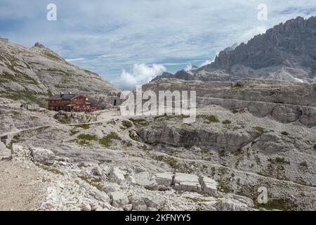 CRODA FISCALINA, ITALIEN - 10. AUGUST 2019: Die Berghütte Pian de Cengia ist das Hauptgebäude im Berggebiet Croda Fiscalina in den Dolomiten, wo Abend Stockfoto
