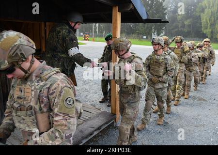 US-Soldaten, die 1. Squadron, 2. Cavalry Regiment (1/2CR) zugewiesen wurden, erhalten während einer Schuetzenschnur-Veranstaltung mit der deutschen Partnereinheit vom 1./2CR, dem Panzergrenadierbataillon 112, in Regen, Deutschland, 29. September, 2022. 1/2CR bot exemplarischen Soldaten die Möglichkeit, einen ausländischen Preis zu erhalten und mit deutschen Armeekollegen Kameradschaft aufzubauen, um NATO- und multinationale Partnerschaften zu stärken. Stockfoto