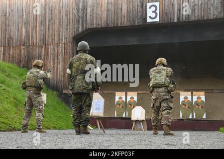 US-Soldaten, die 1. Squadron, 2. Cavalry Regiment (1/2CR) zugewiesen wurden, feuern deutsche Pistolen während einer Schuetzenschnur-Veranstaltung mit der deutschen Partnereinheit von 1/2CR, dem Panzergrenadierbataillon 112, in Regen, Deutschland, 29. September, 2022. 1/2CR bot exemplarischen Soldaten die Möglichkeit, einen ausländischen Preis zu erhalten und mit deutschen Armeekollegen Kameradschaft aufzubauen, um NATO- und multinationale Partnerschaften zu stärken. Stockfoto