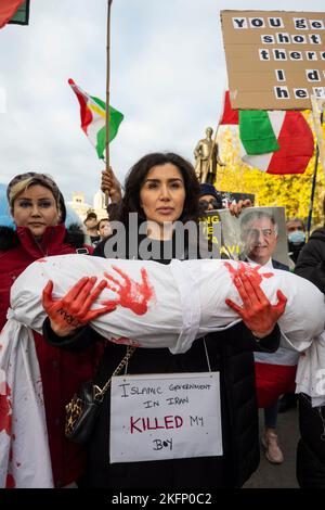 London, Großbritannien. 19. November 2022. Britische Iraner nehmen an einem Protest vom Trafalgar Square zum Parliament Square Teil, der einen Regimewechsel und Rechte für Frauen im Iran fordert. Ihr Protest ist eine Reaktion auf den Tod von Mahsa Amini, einer 22-jährigen Kurdin, die am 16. September in Polizeigewahrsam in Teheran starb. Angeblich wurde sie von der iranischen Moralpolizei festgenommen, weil sie ein Kopftuch des Hijab auf „unangemessene“ Weise trug. Im Iran finden weiterhin Proteste statt. Bei der FIFA Fußball-Weltmeisterschaft in Katar findet am 21. November das erste Spiel Englands gegen den Iran statt. Quelle: Stephen Chung / Alamy Live News Stockfoto
