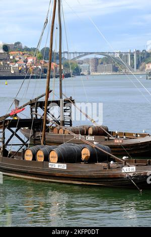 Porto Portugal: Traditionelles Rabelo-Boot mit Portweinfässern auf dem Fluss Douro Stockfoto