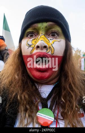 London, Großbritannien. 19. November 2022. Ein britischer Iraner nimmt an einem Protest vom Trafalgar Square zum Parliament Square Teil, der einen Regimewechsel und Rechte für Frauen im Iran fordert. Ihr Protest ist eine Reaktion auf den Tod von Mahsa Amini, einer 22-jährigen Kurdin, die am 16. September in Polizeigewahrsam in Teheran starb. Angeblich wurde sie von der iranischen Moralpolizei festgenommen, weil sie ein Kopftuch des Hijab auf „unangemessene“ Weise trug. Im Iran finden weiterhin Proteste statt. Bei der FIFA Fußball-Weltmeisterschaft in Katar findet am 21. November das erste Spiel Englands gegen den Iran statt. Quelle: Stephen Chung / Alamy Live News Stockfoto