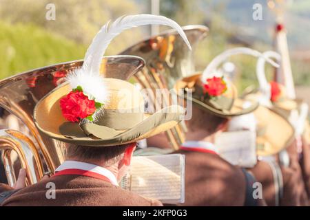 NATZ-SCHABS, ITALIEN - 13. OKTOBER 2019: Menschen in typischer Tracht bei einem herbstlichen Fest im Eisacktal ( Südtirol ) Stockfoto