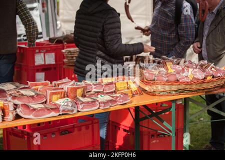 NATZ-SCHABS, ITALIEN - 13. OKTOBER 2019: Typischer Imbissstand während eines Herbstfestes im Eisacktal (Südtirol) Stockfoto