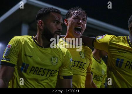 Burton Upon Trent, Großbritannien. 19.. November 2022. Adrian Mariappa #8 von Burton Albion feiert sein Ziel, es 2-2 zu schaffen mit Terry Taylor #23 von Burton Albion während des Sky Bet League 1-Spiels Burton Albion gegen Plymouth Argyle im Pirelli Stadium, Burton Upon Trent, Großbritannien, 19.. November 2022 (Foto von Gareth Evans/News Images) In Burton Upon Trent, Vereinigtes Königreich am 11/19/2022. (Foto von Gareth Evans/News Images/Sipa USA) Quelle: SIPA USA/Alamy Live News Stockfoto