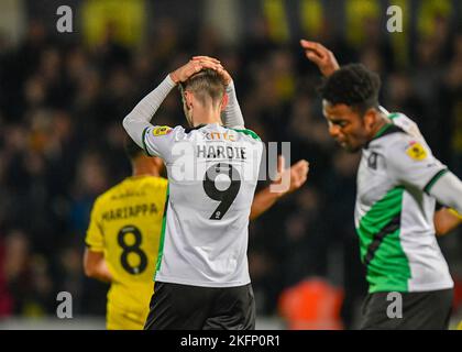 Burton Upon Trent, Großbritannien. 19.. November 2022. Der Plymouth Argyle-Stürmer Niall Ennis (11) und der Plymouth Argyle-Stürmer Ryan Hardie (9) sehen sich in Vollzeit dejeziert, nachdem Burton Albion rechtzeitig ein Tor erzielt hat, um 2-2 zu erreichen, und Burton Albion-Verteidiger Adrian Mariappa (8) feiert ein Tor während des Sky Bet League 1-Spiels Burton Albion vs Plymouth Argyle at Pirelli Stadium, Burton Upon Trent, Vereinigtes Königreich, 19. November 2022 (Foto von Stanley Kasala/News Images) in Burton Upon Trent, Vereinigtes Königreich am 11/19/2022. (Foto von Stanley Kasala/News Images/Sipa USA) Quelle: SIPA USA/Alamy Live News Stockfoto