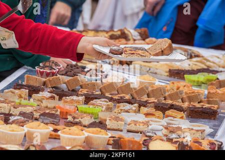 Traditionelle Kuchen und Süßigkeiten während einer Feier im Eisacktal, Dolomiten Stockfoto