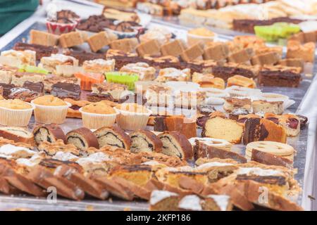 Traditionelle Kuchen und Süßigkeiten während einer Feier im Eisacktal, Dolomiten Stockfoto