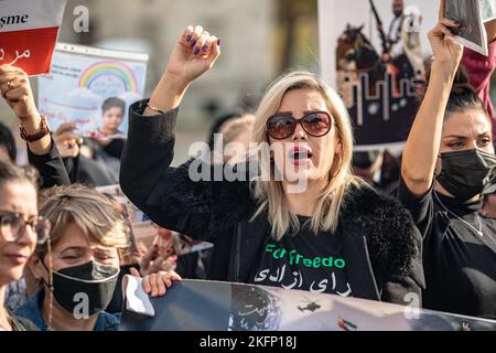 Istanbul, Türkei. 19.. November 2022. Eine Frau sah während der Demonstration schreiende Slogans. Der Tod von Mahsa Amini hat wochenlange gewalttätige Proteste im Iran und in anderen Ländern ausgelöst. Mahsa fiel ins Koma und starb, nachdem er in Teheran von der Moralpolizei verhaftet worden war, weil er angeblich die Hijab-Regeln des Landes verletzt hatte. (Foto von Onur Dogman/SOPA Images/Sipa USA) Quelle: SIPA USA/Alamy Live News Stockfoto