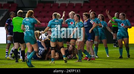 Bristol, Großbritannien. 03.. Juli 2022. Bristol, England, November 19. 2022: Holly Phillips (17 Bristol Bears) versucht es beim Allianz Premier 15s Rugby-Spiel zwischen Bristol Bears und Wespen am Ashton Gate in Bristol, England. (James Whitehead/SPP) Quelle: SPP Sport Press Foto. /Alamy Live News Stockfoto