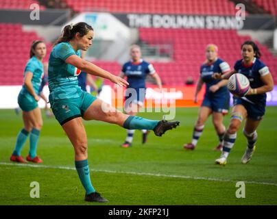 Bristol, Großbritannien. 03.. Juli 2022. Bristol, England, 19. 2022. November: Hannah Edwards (10 Wespen) bringt den Ball beim Allianz Premier 15s Rugby-Spiel zwischen Bristol Bears und Wespen am Ashton Gate in Bristol, England, in Berührung. (James Whitehead/SPP) Quelle: SPP Sport Press Foto. /Alamy Live News Stockfoto