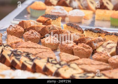 Traditionelle Kuchen und Süßigkeiten während einer Feier im Eisacktal, Dolomiten Stockfoto