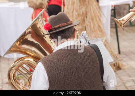 Musiker in typischer Tracht bei einem Herbstfest im Eisacktal (Südtirol) Stockfoto