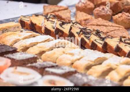 Traditionelle Kuchen und Süßigkeiten während einer Feier im Eisacktal, Dolomiten Stockfoto