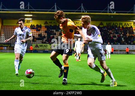 Joe Ironside (9 Cambridge United) wurde von Harvey Rodgers (16 Accrington Stanley) während des Spiels der Sky Bet League 1 zwischen Cambridge United und Accrington Stanley im R Costings Abbey Stadium, Cambridge, am Samstag, den 19.. November 2022, herausgefordert. (Kredit: Kevin Hodgson | MI News) Kredit: MI Nachrichten & Sport /Alamy Live News Stockfoto