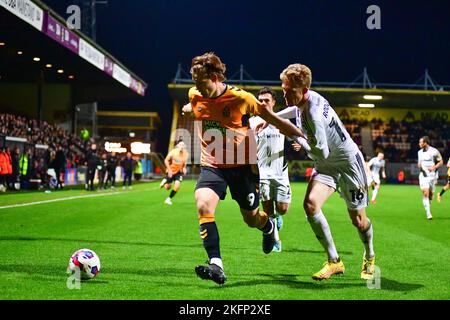 Joe Ironside (9 Cambridge United) wurde von Harvey Rodgers (16 Accrington Stanley) während des Spiels der Sky Bet League 1 zwischen Cambridge United und Accrington Stanley im R Costings Abbey Stadium, Cambridge, am Samstag, den 19.. November 2022, herausgefordert. (Kredit: Kevin Hodgson | MI News) Kredit: MI Nachrichten & Sport /Alamy Live News Stockfoto