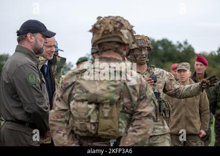 Kroatischer Verteidigungsminister Mario Banožić, links, und ungarischer Botschafter Kristóf Szalay-Bobrovniczky, Mitte links, Gespräch mit der US-Armee 1. LT. David Storch, Mitte rechts, einem Zugführer, der der Delta Company zugewiesen wurde, 1. Bataillon, 502. Infanterie-Regiment, 2. Brigade Combat Team, 101. Luftwaffendivision (Luftangriff), Am Tag der angesehenen Besucher während der Übung „Brave Warrior 2022“ im zentralen Trainingsgebiet der Ungarischen Verteidigungskräfte, Bakony, Ungarn, 29. September 2022. 101. stärkt weiterhin die Ostflanke der NATO und bekräftigt das Engagement für den europäischen Kontinent durch die Teilnahme an Exercis Stockfoto