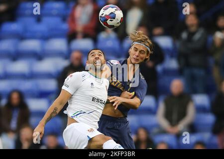 Birkenhead, Großbritannien. 19.. November 2022. Kane Hemmings von Tranmere Rovers (l) und Ryley Towler von AFC Wimbledon springen um den Ball. EFL Skybet Football League Two match, Tranmere Rovers gegen AFC Wimbledon im Prenton Park, Birkenhead, Wirral am Samstag, 19.. November 2022. Dieses Bild darf nur für redaktionelle Zwecke verwendet werden. Nur zur redaktionellen Verwendung, Lizenz für kommerzielle Nutzung erforderlich. Keine Verwendung bei Wetten, Spielen oder Veröffentlichungen in einem Club/einer Liga/einem Spieler.PIC von Chris Stading/Andrew Orchard Sports Photography/Alamy Live News Credit: Andrew Orchard Sports Photography/Alamy Live News Stockfoto