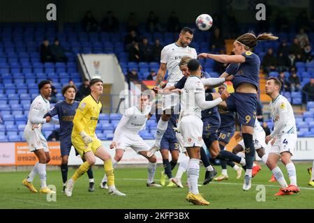 Birkenhead, Großbritannien. 19.. November 2022. Kane Hemmings von Tranmere Rovers (c) macht den Ball frei. EFL Skybet Football League Two match, Tranmere Rovers gegen AFC Wimbledon im Prenton Park, Birkenhead, Wirral am Samstag, 19.. November 2022. Dieses Bild darf nur für redaktionelle Zwecke verwendet werden. Nur zur redaktionellen Verwendung, Lizenz für kommerzielle Nutzung erforderlich. Keine Verwendung bei Wetten, Spielen oder Veröffentlichungen in einem Club/einer Liga/einem Spieler.PIC von Chris Stading/Andrew Orchard Sports Photography/Alamy Live News Credit: Andrew Orchard Sports Photography/Alamy Live News Stockfoto