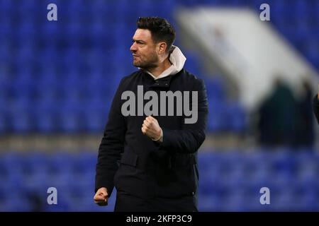 Birkenhead, Großbritannien. 19.. November 2022. Johnnie Jackson, der Manager des AFC Wimbledon, zeigt den Fans am Ende des Spiels seine Wertschätzung. EFL Skybet Football League Two match, Tranmere Rovers gegen AFC Wimbledon im Prenton Park, Birkenhead, Wirral am Samstag, 19.. November 2022. Dieses Bild darf nur für redaktionelle Zwecke verwendet werden. Nur zur redaktionellen Verwendung, Lizenz für kommerzielle Nutzung erforderlich. Keine Verwendung bei Wetten, Spielen oder Veröffentlichungen in einem Club/einer Liga/einem Spieler.PIC von Chris Stading/Andrew Orchard Sports Photography/Alamy Live News Credit: Andrew Orchard Sports Photography/Alamy Live News Stockfoto