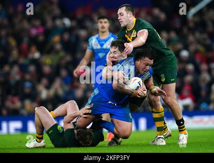 Der Samoa-Weltmeister Josh Papali'i (Mitte) wurde von Cameron Murray und Isaah Yeo während des Rugby-League-Weltcup-Finales in Old Trafford, Manchester, angegangen. Bilddatum: Samstag, 19. November 2022. Stockfoto