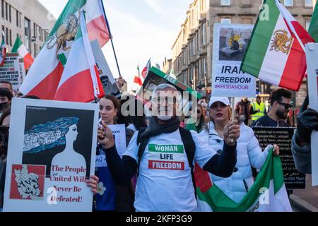 Glasgow, Schottland, Großbritannien. 19.. November 2022: Aktivisten marschieren durch die Straßen der Stadt vom Kelvingrove Park nach Glasgow Green, um gegen Menschenrechtsverletzungen durch das Regime im Iran zu protestieren. Die Demonstranten wollten ihre Unterstützung für Mahsa Amini zeigen, der von der Moralpolizei festgenommen wurde und nach seiner Verhaftung starb, weil er den Hijab zu Unrecht getragen hatte. Kredit: Skully/Alamy Live Nachrichten Stockfoto