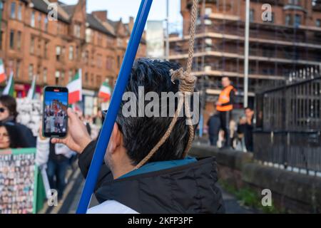 Glasgow, Schottland, Großbritannien. 19.. November 2022: Aktivisten marschieren durch die Straßen der Stadt vom Kelvingrove Park nach Glasgow Green, um gegen Menschenrechtsverletzungen durch das Regime im Iran zu protestieren. Die Demonstranten wollten ihre Unterstützung für Mahsa Amini zeigen, der von der Moralpolizei festgenommen wurde und nach seiner Verhaftung starb, weil er den Hijab zu Unrecht getragen hatte. Kredit: Skully/Alamy Live Nachrichten Stockfoto