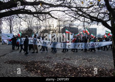Glasgow, Schottland, Großbritannien. 19.. November 2022: Aktivisten marschieren durch die Straßen der Stadt vom Kelvingrove Park nach Glasgow Green, um gegen Menschenrechtsverletzungen durch das Regime im Iran zu protestieren. Die Demonstranten wollten ihre Unterstützung für Mahsa Amini zeigen, der von der Moralpolizei festgenommen wurde und nach seiner Verhaftung starb, weil er den Hijab zu Unrecht getragen hatte. Kredit: Skully/Alamy Live Nachrichten Stockfoto