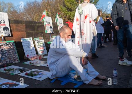 Glasgow, Schottland, Großbritannien. 19.. November 2022: Aktivisten marschieren durch die Straßen der Stadt vom Kelvingrove Park nach Glasgow Green, um gegen Menschenrechtsverletzungen durch das Regime im Iran zu protestieren. Die Demonstranten wollten ihre Unterstützung für Mahsa Amini zeigen, der von der Moralpolizei festgenommen wurde und nach seiner Verhaftung starb, weil er den Hijab zu Unrecht getragen hatte. Kredit: Skully/Alamy Live Nachrichten Stockfoto