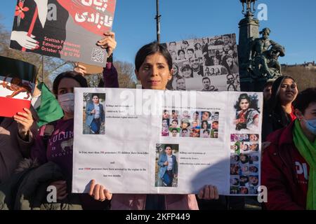 Glasgow, Schottland, Großbritannien. 19.. November 2022: Aktivisten marschieren durch die Straßen der Stadt vom Kelvingrove Park nach Glasgow Green, um gegen Menschenrechtsverletzungen durch das Regime im Iran zu protestieren. Die Demonstranten wollten ihre Unterstützung für Mahsa Amini zeigen, der von der Moralpolizei festgenommen wurde und nach seiner Verhaftung starb, weil er den Hijab zu Unrecht getragen hatte. Kredit: Skully/Alamy Live Nachrichten Stockfoto