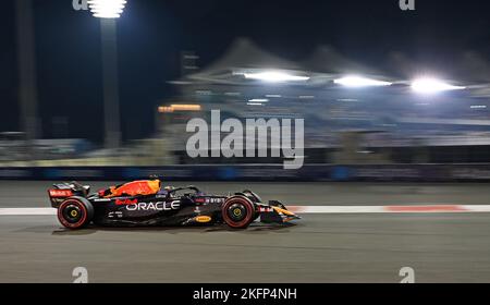 19.. November 2022; Yas Marina Circuit, Yas Island, Abu Dhabi; Max Verstappen (NED) Oracle Red Bull Racing RB18 während des Qualifyings beim Grand Prix von Abu Dhabi F1 Stockfoto