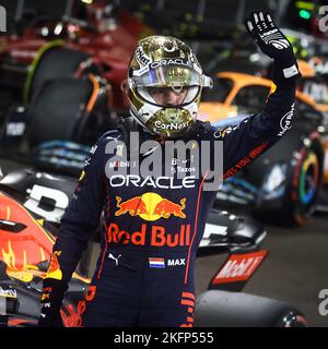 Abu Dhabi, Vereinigte Arabische Emirate. 19.. November 2022. MAX VERSTAPPEN (Oracle Red Bull Racing) winkt nach dem Sieg in der Pole-Position im Qualifying für den Grand Prix der Formel 1 in Abu Dhabi auf dem Yas Marina Circuit. (Bild: © Beata Zawrzel/ZUMA Press Wire) Stockfoto