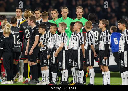 ALMELO, NIEDERLANDE - 19. NOVEMBER: Spieler von Heracles Almelo, Schiedsrichter Sander van der Eijk, Schiedsrichter-Assistent Sjoerd Nanninga, Schiedsrichter-Assistent Kevin weever während des niederländischen Keukenkampioendivisie-Spiels zwischen Heracles Almelo und TOP Oss bei Erve Asito am 19. November 2022 in Almelo, Niederlande (Foto von Marcel ter Bals/Orange Picles) Stockfoto