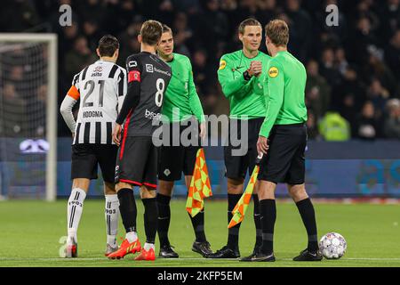 ALMELO, NIEDERLANDE – NOVEMBER 19: Justin Hoogma von Heracles Almelo, Rick Stuy van den Herik von TOP Oss, Schiedsrichter Sander van der Eijk, Schiedsrichter Sjoerd Nanninga während des niederländischen Keukenkampioendivisie-Spiels zwischen Heracles Almelo und TOP Oss bei Erve Asito am 19. November 2022 in Almelo, Niederlande (Foto von Marcel ter Bals/Orange Picles) Stockfoto