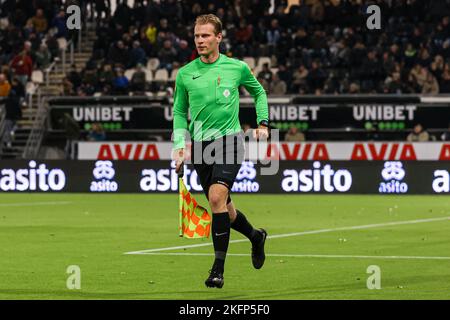 ALMELO, NIEDERLANDE - 19. NOVEMBER: Assistenzschiedsrichter Sjoerd Nanninga während des niederländischen Keukenkampioendivisie-Spiels zwischen Heracles Almelo und TOP Oss bei Erve Asito am 19. November 2022 in Almelo, Niederlande (Foto: Marcel ter Bals/Orange Picles) Stockfoto