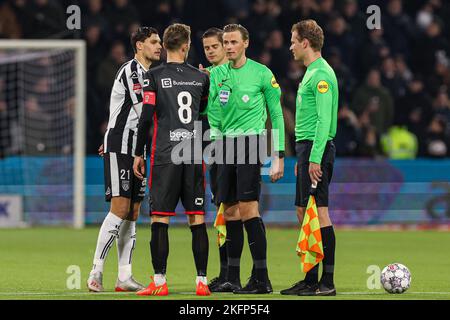 ALMELO, NIEDERLANDE – NOVEMBER 19: Justin Hoogma von Heracles Almelo, Rick Stuy van den Herik von TOP Oss, Schiedsrichter Sander van der Eijk, Schiedsrichter Sjoerd Nanninga während des niederländischen Keukenkampioendivisie-Spiels zwischen Heracles Almelo und TOP Oss bei Erve Asito am 19. November 2022 in Almelo, Niederlande (Foto von Marcel ter Bals/Orange Picles) Stockfoto