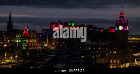 Edinburgh, Schottland, Großbritannien, 19.. November 2022. Castle of Light: Die jährliche Weihnachts-Lichtshow im Edinburgh Castle beleuchtet die Skyline der Stadt bei Nacht mit dem Uhrenturm des Balmoral Hotels und dem Hauptsitz der HBOS Bank auf dem Mound, ebenfalls in farbenfrohen Lichtern beleuchtet. Kredit: Sally Anderson/Alamy Live Nachrichten Stockfoto