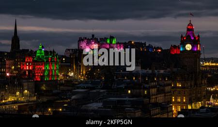 Edinburgh, Schottland, Großbritannien, 19.. November 2022. Castle of Light: Die jährliche Weihnachts-Lichtshow im Edinburgh Castle beleuchtet die Skyline der Stadt bei Nacht mit dem Uhrenturm des Balmoral Hotels und dem Hauptsitz der HBOS Bank auf dem Mound, ebenfalls in farbenfrohen Lichtern beleuchtet. Kredit: Sally Anderson/Alamy Live Nachrichten Stockfoto