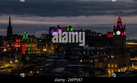 Edinburgh, Schottland, Großbritannien, 19.. November 2022. Castle of Light: Die jährliche Weihnachts-Lichtshow im Edinburgh Castle beleuchtet die Skyline der Stadt bei Nacht mit dem Uhrenturm des Balmoral Hotels und dem Hauptsitz der HBOS Bank auf dem Mound, ebenfalls in farbenfrohen Lichtern beleuchtet. Kredit: Sally Anderson/Alamy Live Nachrichten Stockfoto