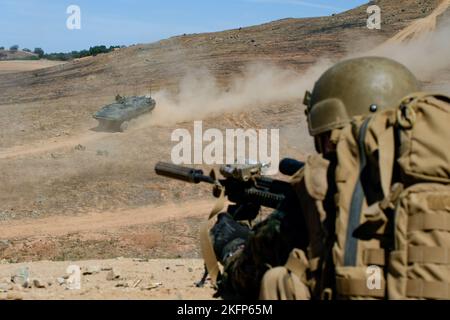 U.S. Marine Corps PFC. Gage Stephens, ein an Charlie Company, 1. Bataillon, 1. Marine Regiment, 1. Marine Division beauftragt, Sicherheit auf einem Ziel zu gewährleisten, während amphibische Kampffahrzeuge, die 3. Assault Amphibian Bataillon, 1. Marine Division zugeordnet sind, während einer Bataillon-Feldübung im Bereich 800 in die Lage versetzt werden, sie zu unterstützen, Marine Corps Base Camp Pendleton, Kalifornien, 29. September 2022. Range 800 verbesserte die Effizienz der Charlie Company im unabhängigen Zugbetrieb und die grundlegenden Fähigkeiten des Feuerwehrteams während der größeren FEX, die die Kampfhandlungen des Bataillons erhöhen sollten Stockfoto