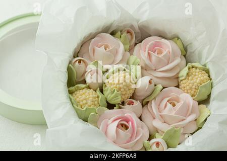 Ein Strauß marmelow Blumen - marmelow in der Hutbox auf dem hellen Hintergrund Stockfoto